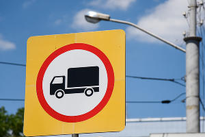 Движение грузовых автомобилей запрещено © Фото Елены Синеок, Юга.ру