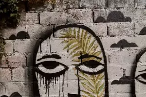 Граффити стрит-арт-художника Sad Face во дворе &laquo;Типографии&raquo; &copy;&nbsp;Фото Алексея Илькаева