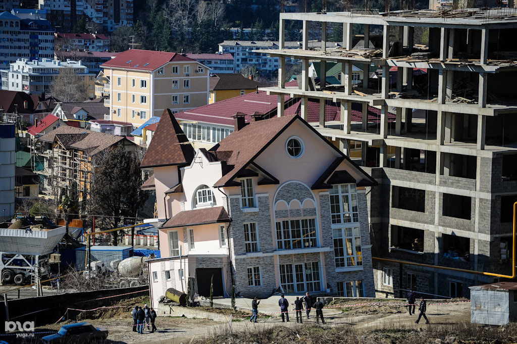 здание осыпается. обрушение фасадной плитки. интересные дома в сочи. дом осыпается. защита газобетона от влаги.