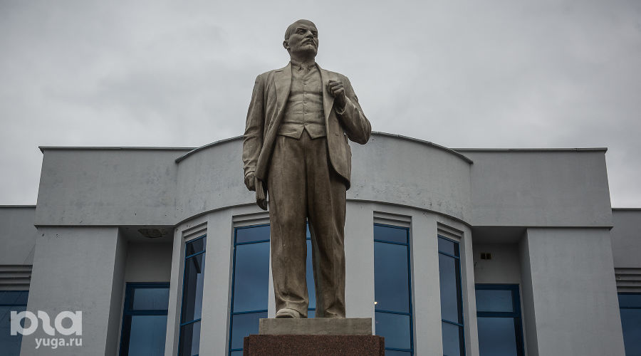 Памятник Ленину на площади перед ДК ЖД © Фото Елены Синеок, Юга.ру