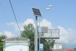 Остановка, табло транспорта и сохранившийся герб Сочи &copy;&nbsp;Фото Яры Гуляевой, Юга.ру