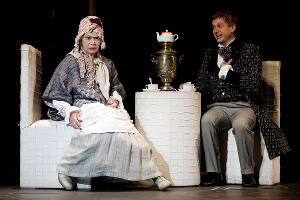 Кадр из спектакля «Мертвые души» © Фото с сайта teatr-pro.ru