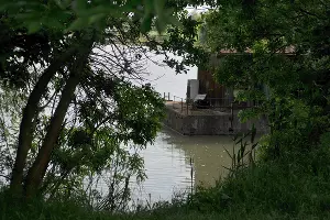 Баржа совсем недалеко, но дойти не получится &copy;&nbsp;Фото Марины Солошко, Юга.ру