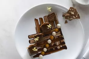 Слоеный кофейный десерт с абрикосовым пюре и орехом пекан, блюдо Мэттью Кенни &copy;&nbsp;Фото предоставлено организаторами гастрономического фестиваля IKRA