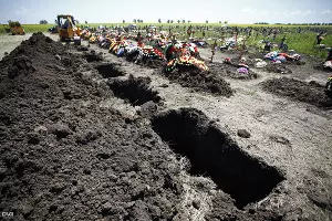 На кладбище в Крымске &copy;&nbsp;Фото Влада Александрова, Юга.ру