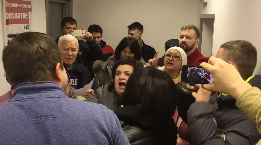 «Отряды Путина» в штабе Алексея Навального в Москве &copy;&nbsp;Фото из аккаунта twitter.com/nlyaskin