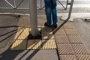 Плитка, предупреждающая о препятствии, и плитка, обозначающая поворот &copy;&nbsp;Фото Елены Синеок, Юга.ру