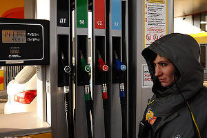Преверка качества бензина "Роснефти" в Кореновском районе © Алёна Живцова, ЮГА.ру