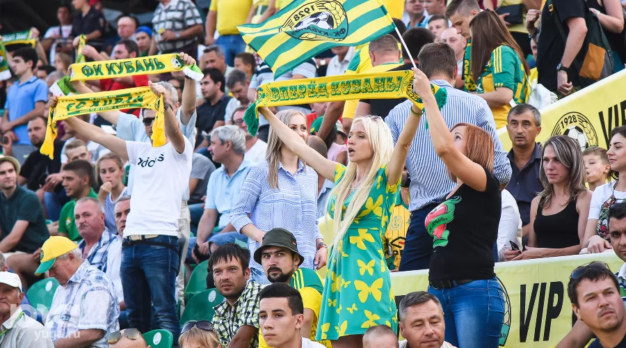 ФК "Кубань" сыграл вничью с "Тосно" в Краснодаре &copy;&nbsp;Фото Елены Синеок, Юга.ру