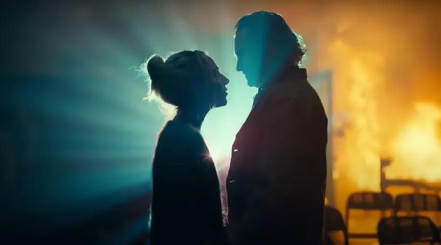 Кадр из трейлера к фильму «Джокер: Безумие на двоих» &copy;&nbsp;Скриншот видео с YouTube-канала Kinoman, www.youtube.com/channel/UC6A-Z0jDKemh9-CwGbj5yog