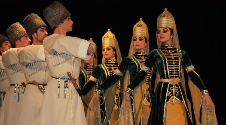 Государственный академический ансамбль народного танца Адыгеи "Нальмэс" © http://elot.ru