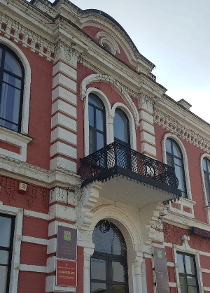 Администрация ст. Полтавской, с этого балкона в 1932 году сталинский нарком Лазарь Каганович угрожал станичникам. Фото Нины Шилоносовой