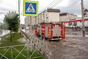 Последствия ливня на улице Московской &copy;&nbsp;Фото Дмитрия Пославского, Юга.ру