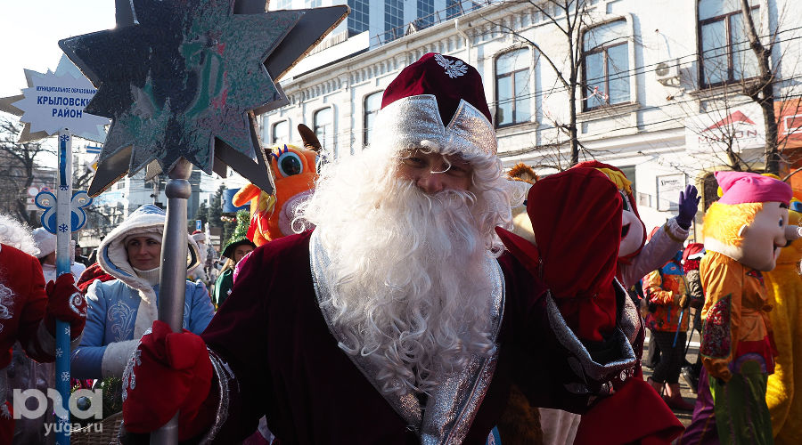 дед мороз на красной площади. парад дедов морозов негры. дед мороз на улице. краснодарский дед мороз. дед мороз в краснодаре.