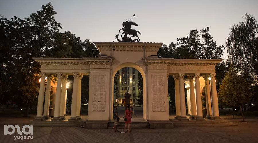 Сквер им. Маршала Г.К. Жукова &copy;&nbsp;Фото Елены Синеок, Юга.ру