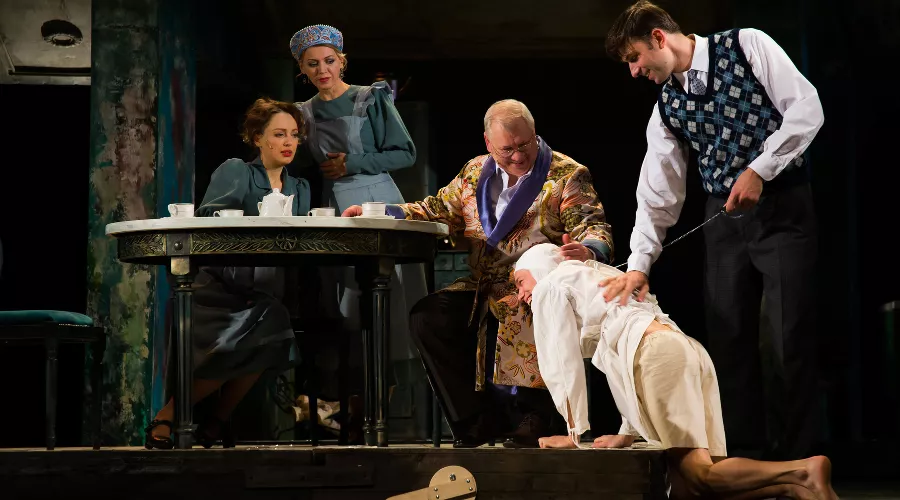 Кадр из спектакля «Собачье сердце» &copy;&nbsp;Фотография предоставлена пресс-службой Краснодарского театра драмы