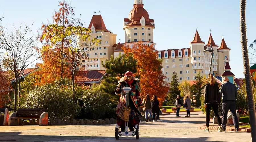 Баба Яга в «Сочи Парке» &copy;&nbsp;Фото пресс-службы &laquo;Сочи Парка&raquo;