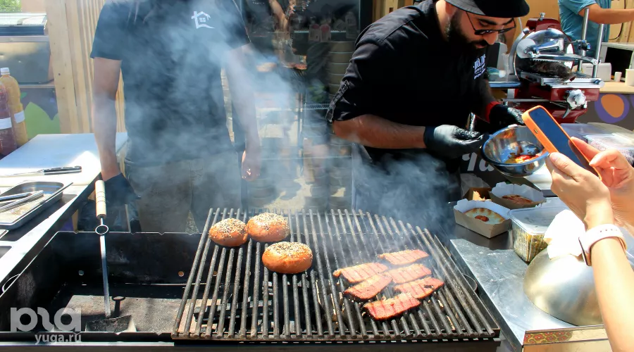 На гриле поджариваются булочки и брискет для бургера &copy;&nbsp;Фото Марины Солошко, Юга.ру