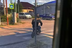 Старокорсунский грабитель банка скрывается с места преступления на мопеде &copy;&nbsp;Скриншот телеграм-канала &laquo;Старокорсунская&raquo;, T.me/starokorsunskaya2