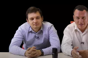 Игорь Азаров (слева) и Александр Сафронов (справа) &copy;&nbsp;Кадр видео из ютуб-канала &laquo;Красный Политобзор&raquo;, youtube.com/watch?v=WBn39WaXYQQ