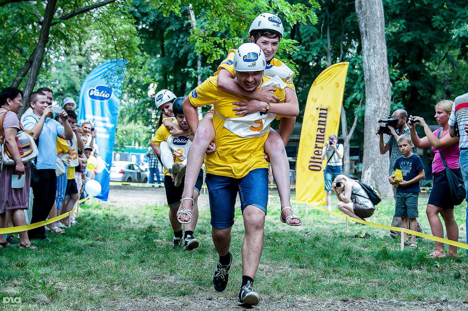 World carried. World carried. несет женщину на плече. Wife carring championship. соревнования по перетаскиванию жен.