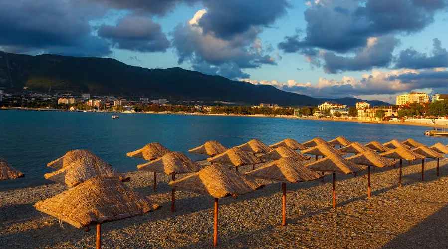 Пляж в Геленджике &copy;&nbsp;Фото aleksnt, freepik.com