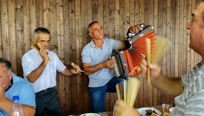 Застольное исполнение народной музыки в ауле Уляп, Адыгея © Фото Никиты Рассказова, 2020