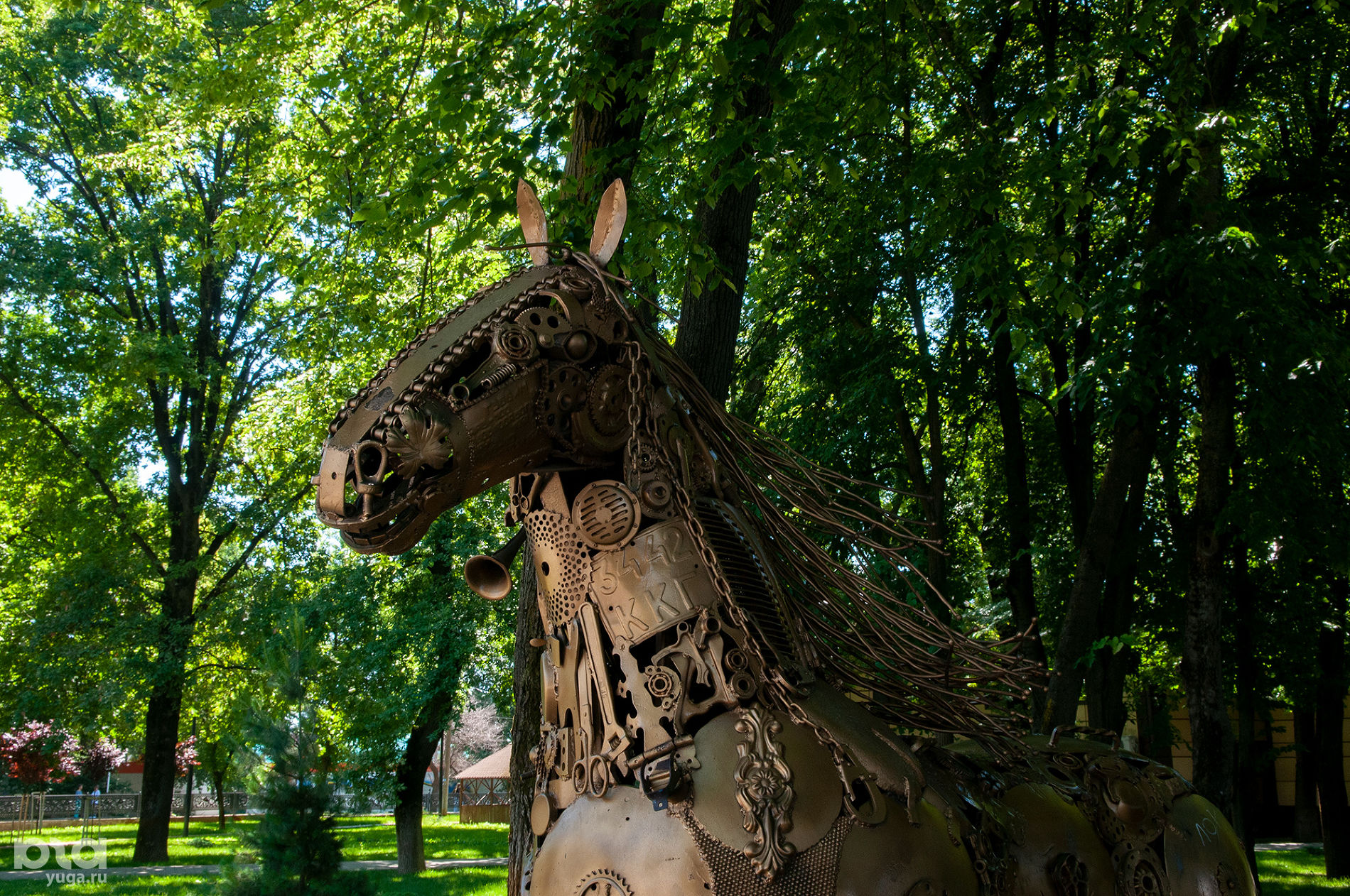 Скульптура «Механическая кобыла» в Молодежном сквере © Фото Дмитрия Пославского, Юга.ру