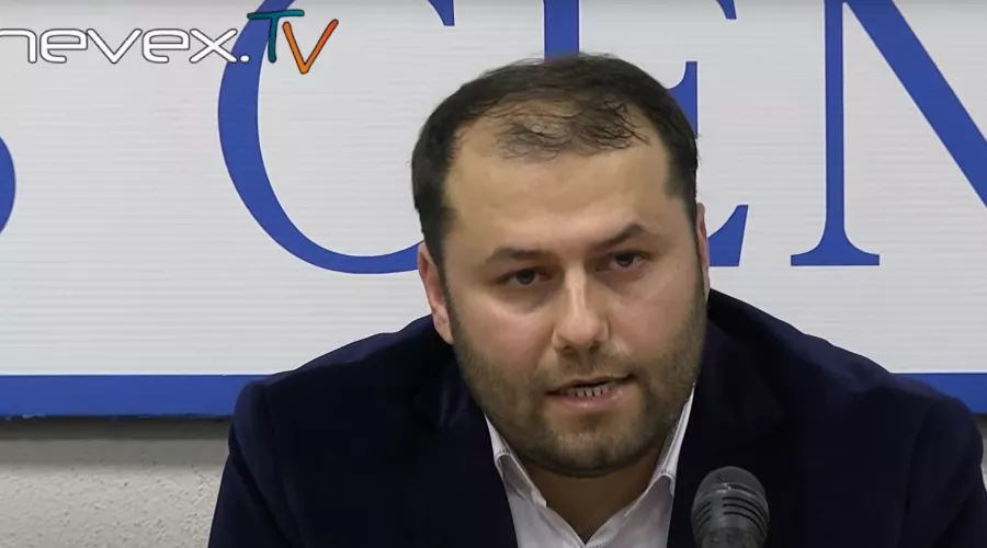 Абакар Абакаров в 2013 году  &copy;&nbsp;Скриншот из видео &laquo;Митинг Против Кавказофобии — прямая речь организаторов&raquo; с YouTube-канала NevexTV