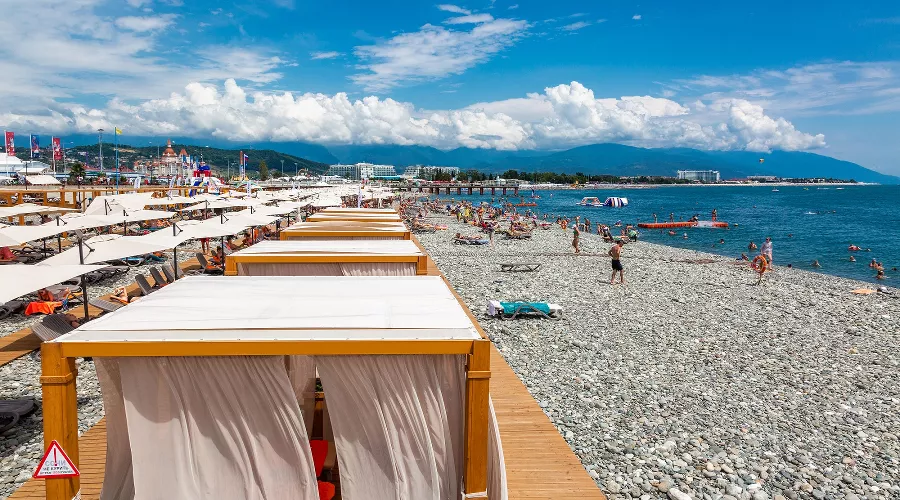 Черноморский пляж курорта «Роза Хутор» &copy;&nbsp;Фото пресс-службы курорта &laquo;Роза Хутор&raquo;