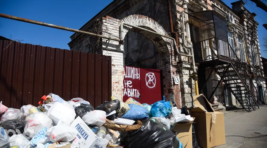 Проблемы с вывозом мусора в Краснодаре &copy;&nbsp;Фото Елены Синеок, Юга.ру