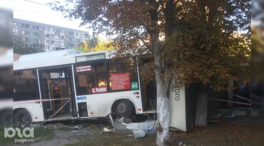 ДТП на проспекте Королева &copy;&nbsp;Фото из паблика &laquo;Ростов главный&raquo; Вконтакте, https://vk.com/rostovnadonu?w=wall-36039_6149440