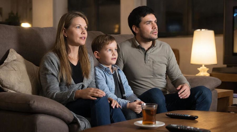 семья &copy;&nbsp;Изображение сгенерировано нейросетью Gigachat