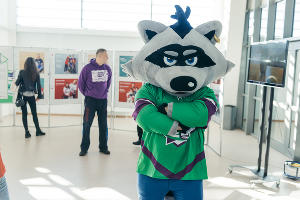 Открытие фотовыставки «Мы разные — хоккей один». Енот Фырк © Фото пресс-службы «МегаФона»