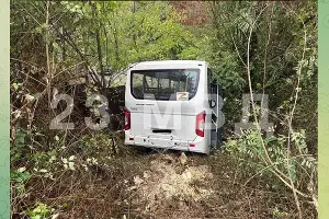 Автобус, вылетевший в кювет после ДТП на Мамайском перевале 6 ноября 2023 г. &copy;&nbsp;Скриншот публикации в телеграм-канале &laquo;23 МВД&raquo;, T.me/mvd_23