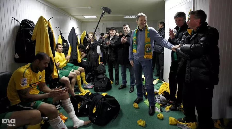 Президент ФК "Кубань" Александр Ткачев после матча с "Рубином" поздравляет краснодарскую команду с победой &copy;&nbsp;Влад Александров, ЮГА.ру