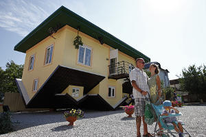 Перевернутый дом в поселке Кабардинка © Влад Александров, ЮГА.ру