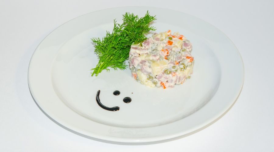 Салат оливье &copy;&nbsp;Фото с сайта pxhere.com