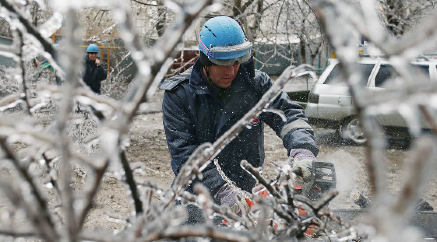 Ликвидация последствий ледяного дождя в Краснодаре © Влад Александров, ЮГА.ру