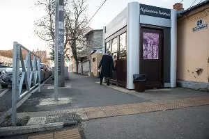 Ларек обозначен, как препятствие. Вокруг выложена плитка с конусообразными элементами &copy;&nbsp;Фото Елены Синеок, Юга.ру