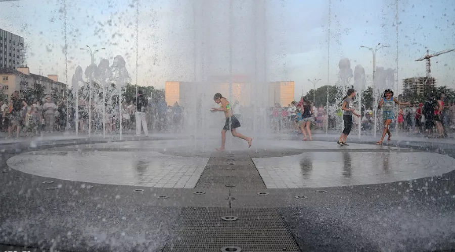 Запуск фонтанов в Краснодаре &copy;&nbsp;Елена Синеок, ЮГА.ру