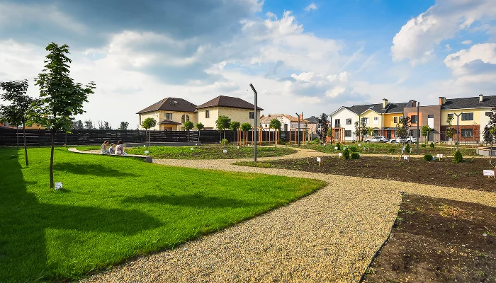 Сквер в микрорайоне «Близкий» &copy;&nbsp;Фото Елены Синеок, Юга.ру