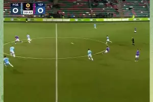 Роман Акбашев из «Черноморца» забивает «Родине» ударом со своей половины поля 17 ноября 2024 г. &copy;&nbsp;Скриншот видео телеграм-канала &laquo;МЕЛБЕТ Первая лига&raquo;, t.me/fnleagueofficial