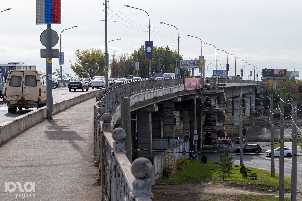 Тротуары Тургеневского моста © Фото Александра Гончаренко, Юга.ру