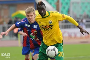 Ласина Траоре (справа) и Понтус Вернблум &copy;&nbsp;ЮГА.ру, Елена Синеок