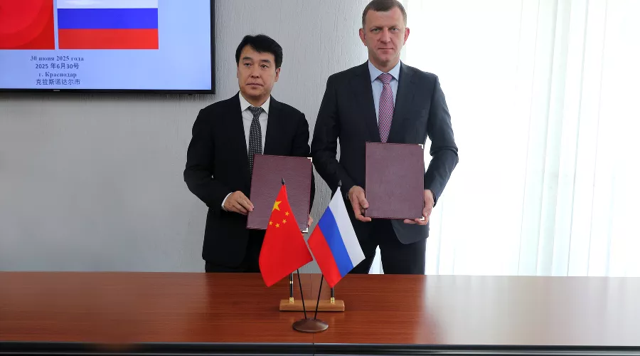 Евгений Наумов и Ли Руйфэн  &copy;&nbsp;Фото Станислава Телеховца с сайта пресс-службы краснодарской администрации