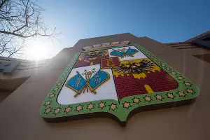 Герб Краснодара  &copy;&nbsp;Фото Елены Синеок, Юга.ру