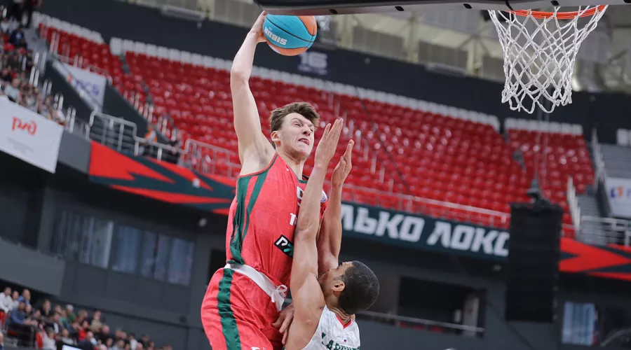 Андрей Мартюк забивает сверху, несмотря на сопротивление игрока УНИКСа Луи Лабери &copy;&nbsp;Фёдор Обмайкин для пресс-службы ПБК &laquo;Локомотив-Кубань&raquo;