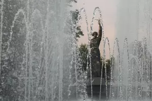 Фонтан перед кинотеатром "Аврора" в Краснодаре &copy;&nbsp;Михаил Ступин, ЮГА.ру