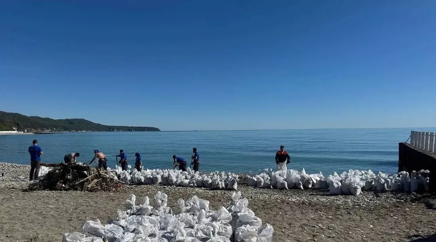 Сбор загрязненного грунта на побережье Туапсе &copy;&nbsp;Фото телеграм-канала Оперативного штаба Краснодарского края
